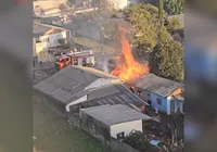 Casa pega fogo e vizinhos improvisam resgate para salvar morador
