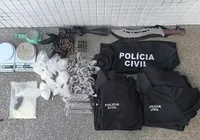 Casal é preso com drogas e camisas falsas da Polícia Civil em Salvador