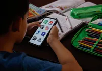 Celular fora da sala? Pesquisa revela impacto positivo nas escolas
