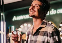 Cheiro de fogueira? Perfumista ensina a vencer a fumaça do São João