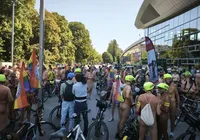 Ciclistas percorrem mais de 30 quilômetros nus durante protesto