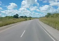Colisão entre van e caminhão deixa 10 pessoas feridas na Bahia