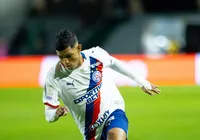 Com João Paulo no gol, Bahia sofre apagão e leva virada do Coritiba imagem