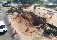 Cratera na BR-324 mantém trânsito congestionado neste sábado; veja vídeo