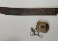 Crianças são feridas a golpes de facão ao tentar proteger a mãe de ataque do padrasto