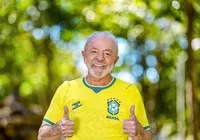 Deputado bolsonarista reage a post de Lula com camisa do Brasil