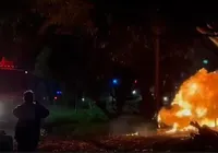 Duas pessoas morrem após Porsche bater em árvore e pegar fogo