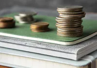 Educação financeira nas escolas vai reduzir dívidas entre jovens; entenda