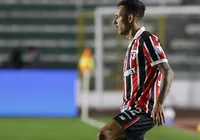 Emprestado pelo Bahia, lateral é decisivo em estreia na Sul-Americana