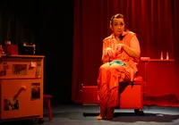 Espetáculo leva histórias de manicure ao palco em Salvador