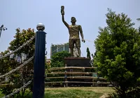 Estátua gigante de Messi preocupa autoridades e será removida
