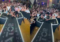 Estrutura de palco desaba durante show e assusta cantora