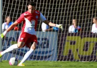 Ex-Bahia marca, defende pênalti e vira herói na Série D