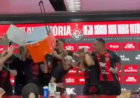 Festa! Jair Ventura é surpreendido com banho de gelo e deixa coletiva