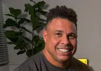 Filhos de Ronaldo Fenômeno posam todos juntos em foto rara com o pai