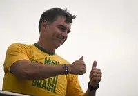 Flávio Bolsonaro chama Lula de "caloteiro da esperança" em 1º discurso
