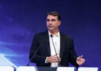 Flávio Bolsonaro convida Michelle para campanha e pede desculpas
