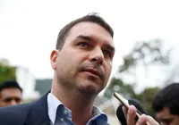 Flávio Bolsonaro defende medida dos EUA contra facções: “Vai asfixiar” imagem