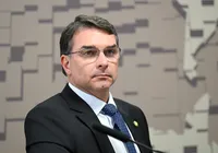 Flávio Bolsonaro endurece ataques a Lula e Moraes em live