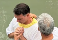 Flávio Bolsonaro participa da Marcha para Jesus e promete oração pelo Brasil