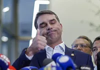 Flávio Bolsonaro pede para Trump classificar facções como terroristas imagem