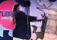 Humorista é agredida com cadeirada durante show de stand-up