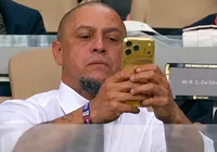 Ídolo da Seleção, Roberto Carlos exibe celular mais caro que carro