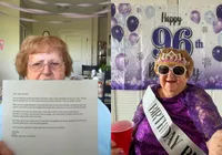 Idosa de 96 anos recebe aviso de expulsão de asilo por excesso de farra