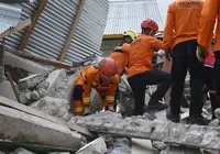 Idosa é encontrada viva três dias após terremoto na Indonésia