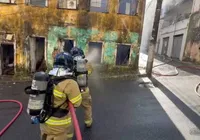 Incêndio atinge casarão no centro de Salvador