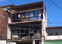Incêndio de grandes proporções destrói prédio comercial em Salvador