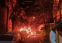 Incêndio em poste deixa carros destruídos e bairro sem energia em Salvador