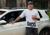 Influenciador é morto a tiros no próprio carro