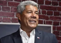 Jerônimo tem candidatura registrada e mostra carta de compromisso