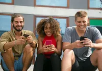 Jovens trocam sexo por celular e aumentam queda da fertilidade, dizem estudos
