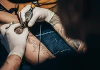 Justiça condena homem que usou mola de isqueiro em tatuagem de jovens