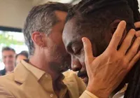 Lázaro Ramos faz homenagem emocionante a Wagner Moura pelos 50 anos