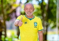 Lula desafia bolsonarismo e adota camisa amarela da Seleção Brasileira imagem
