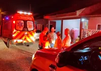 Mãe é presa após deixar três filhos sozinhos para ir a forró e casa pegar fogo
