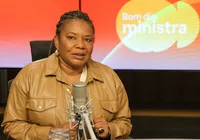 Margareth Menezes entrega livros a biblioteca comunitária em Salvador