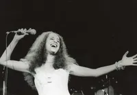 Maria Bethânia chega aos 80 anos com poesia, música e ancestralidade