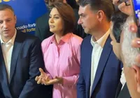 Michelle reencontra Flávio Bolsonaro e trata crise como superada