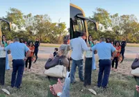Motorista é aplaudido após evitar acidente com ônibus sem freio; veja vídeo