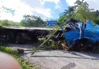 Motorista morre após ser arremessado e atropelado pelo próprio caminhão na BR-324
