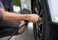 Motoristas precisam pagar para calibrar pneus em posto; veja preços