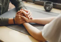 Mulheres da Geração Z preferem homens mais velhos; entenda