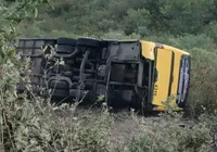 Ônibus com mais de 40 romeiros tomba e deixa dois mortos