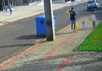 Pai é preso após ser flagrado chutando a própria filha de 3 anos