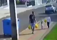 Pai preso por chutar filha de 3 anos diz que "perdeu a cabeça"