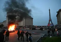 Paris vive noite de tensão após título do PSG; 280 pessoas são presas imagem